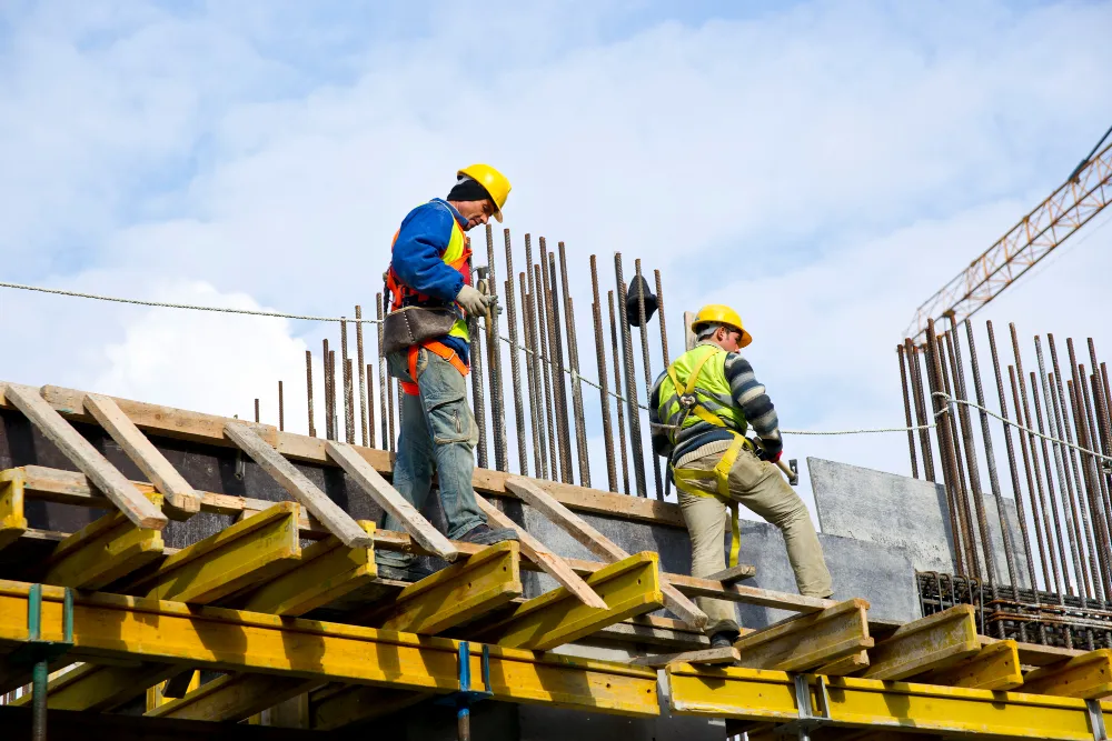 Fabricación de materiales de construcción por Metalúrgicas Santos y Santos